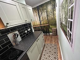 Cosy and Secluded Brook-side Lodge