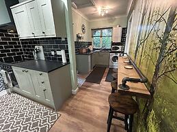 Cosy and Secluded Brook-side Lodge