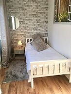 Cosy and Secluded Brook-side Lodge