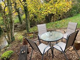 Cosy and Secluded Brook-side Lodge