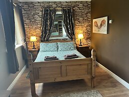 Cosy and Secluded Brook-side Lodge