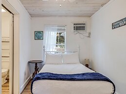 Merry Macaw Rp203b 1 Bedroom Duplex by RedAwning