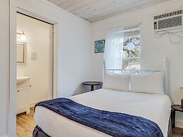 Merry Macaw Rp203b 1 Bedroom Duplex by RedAwning