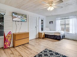 Merry Macaw Rp203b 1 Bedroom Duplex by RedAwning