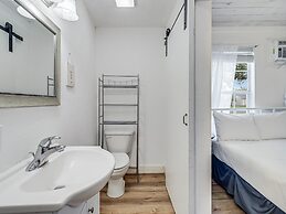 Merry Macaw Rp203b 1 Bedroom Duplex by RedAwning