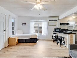 Merry Macaw Rp203b 1 Bedroom Duplex by RedAwning