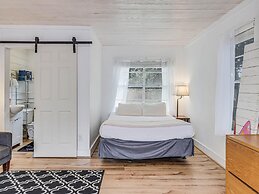 Merry Macaw Rp203b 1 Bedroom Duplex by RedAwning