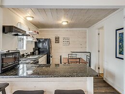 Merry Macaw Rp203b 1 Bedroom Duplex by RedAwning