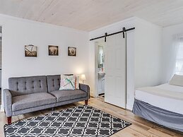 Merry Macaw Rp203b 1 Bedroom Duplex by RedAwning