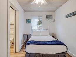 Merry Macaw Rp203b 1 Bedroom Duplex by RedAwning