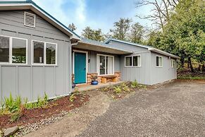 Bay City Retreat ~ 1/2 Mi to Local Beach!