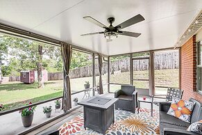 Crestview Family Home: Screened Porch & Games!