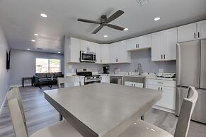 Contemporary Phoenix Apartment: 13 Mi to Old Town!