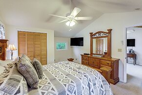 Lake & Pool Access: Spacious Home in Newland