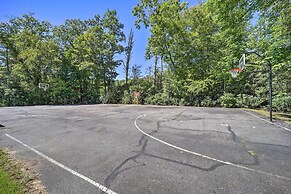 Lake & Pool Access: Spacious Home in Newland