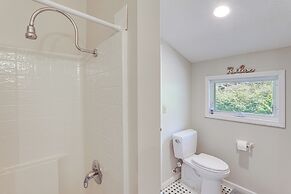 Lake & Pool Access: Spacious Home in Newland