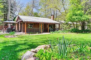 Creekside Cabin Retreat w/ Private Deck in Payson