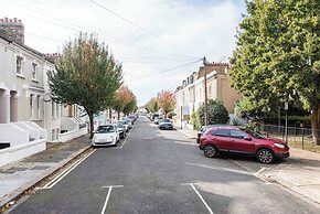 Stylish Fulham Flat With Patio by Underthedoormat