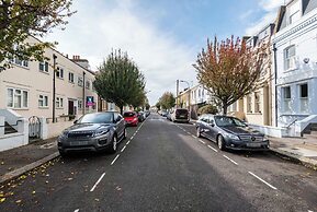 Stylish Fulham Flat With Patio by Underthedoormat