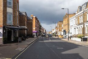 Stylish Fulham Flat With Patio by Underthedoormat
