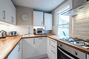 Stylish Fulham Flat With Patio by Underthedoormat