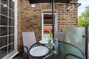 Stylish Fulham Flat With Patio by Underthedoormat