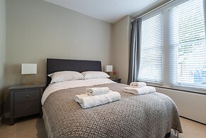 Stylish Fulham Flat With Patio by Underthedoormat