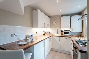 Stylish Fulham Flat With Patio by Underthedoormat