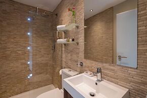 Stylish Fulham Flat With Patio by Underthedoormat