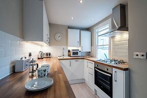 Stylish Fulham Flat With Patio by Underthedoormat