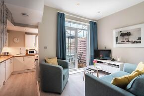 Stylish Fulham Flat With Patio by Underthedoormat