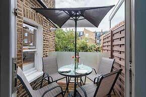 Stylish Fulham Flat With Patio by Underthedoormat