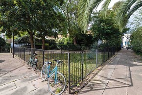 Stylish Fulham Flat With Patio by Underthedoormat