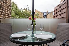 Stylish Fulham Flat With Patio by Underthedoormat