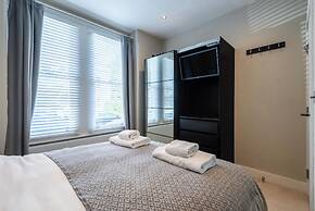 Stylish Fulham Flat With Patio by Underthedoormat