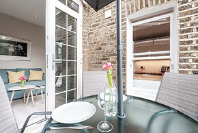 Stylish Fulham Flat With Patio by Underthedoormat
