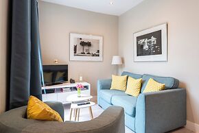 Stylish Fulham Flat With Patio by Underthedoormat