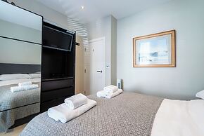 Stylish Fulham Flat With Patio by Underthedoormat