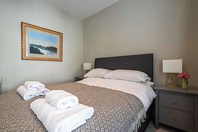 Stylish Fulham Flat With Patio by Underthedoormat