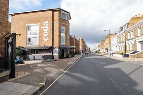 Stylish Fulham Flat With Patio by Underthedoormat