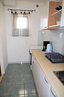 Beachside Apartment - Sleeps 5, Parking & Views