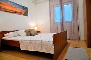 Beachside Apartment - Sleeps 5, Parking & Views