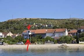 Beachside Apartment - Sleeps 5, Parking & Views