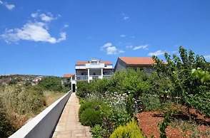 Beachside Apartment - Sleeps 5, Parking & Views