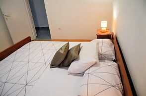 Beachside Apartment - Sleeps 5, Parking & Views