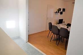 Beachside Apartment - Sleeps 5, Parking & Views