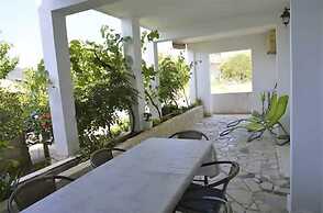 Beachside Apartment - Sleeps 5, Parking & Views