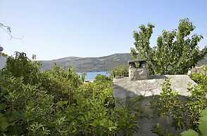 Beachside Apartment - Sleeps 5, Parking & Views