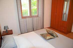 Beachside Apartment - Sleeps 5, Parking & Views