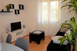Beachside Apartment - Sleeps 5, Parking & Views